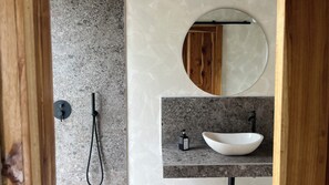 Shower, towels, soap, shampoo - Villa Canaria (Gili Trawangan)