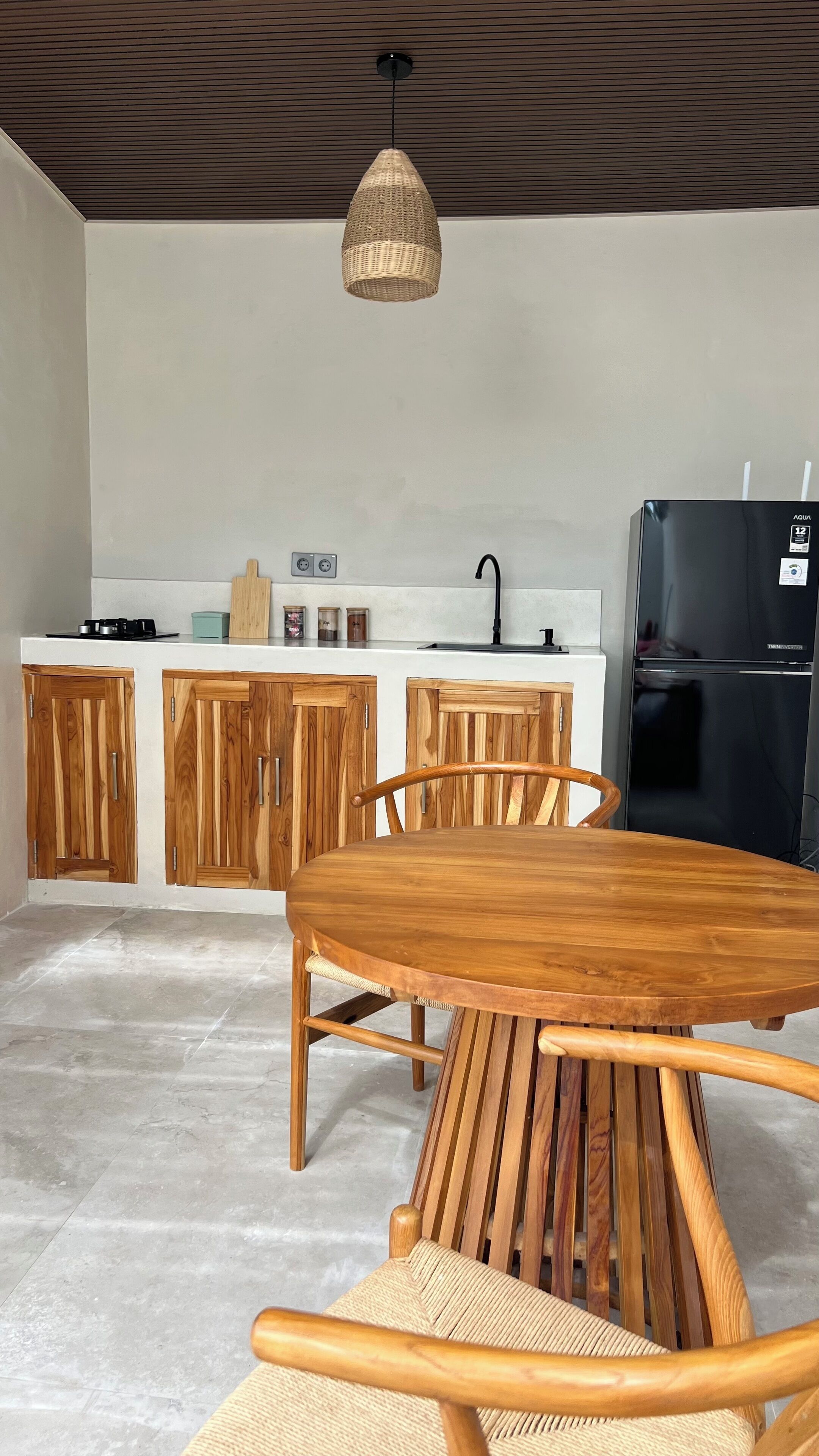 Frigorífico grande, placa de cocina y hervidor eléctrico