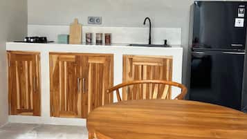 Grand réfrigérateur, plaque de cuisson, bouilloire électrique