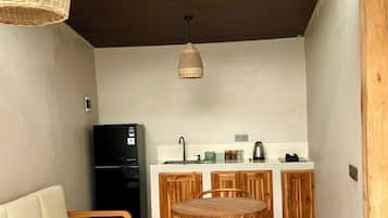 Tủ lạnh, bếp nấu, ấm điện, dụng cụ nấu nướng/bát dĩa/dao nĩa