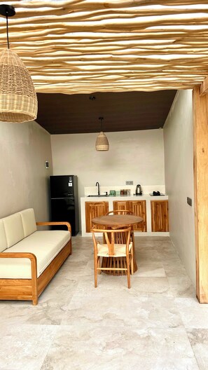 大型冰箱、爐台、電熱水壺、鍋具/餐盤/廚房用品