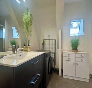Regadera, amenidades de baño gratuitas, secadora de cabello, toallas