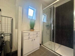 Douche, sèche-cheveux, serviettes fournies