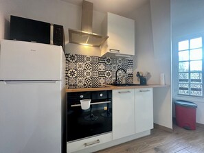 Fridge, microwave, oven, coffee/tea maker - Casa Brune - Votre cocon en plein cœur de Brive (Brive-la-Gaillarde)
