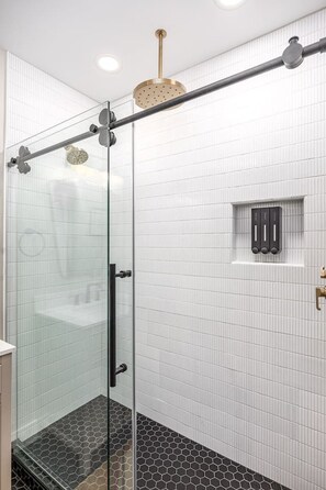 Hair dryer, towels, soap, toilet paper - Music City Dreams - Parking Included (Nashville)