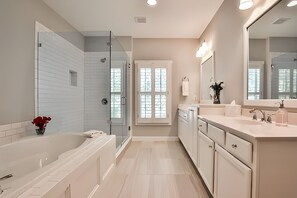 Towels, soap, toilet paper - 3-bedroom townhome in adorable Mableton. Close to all the charms of Atlanta. (Mableton)