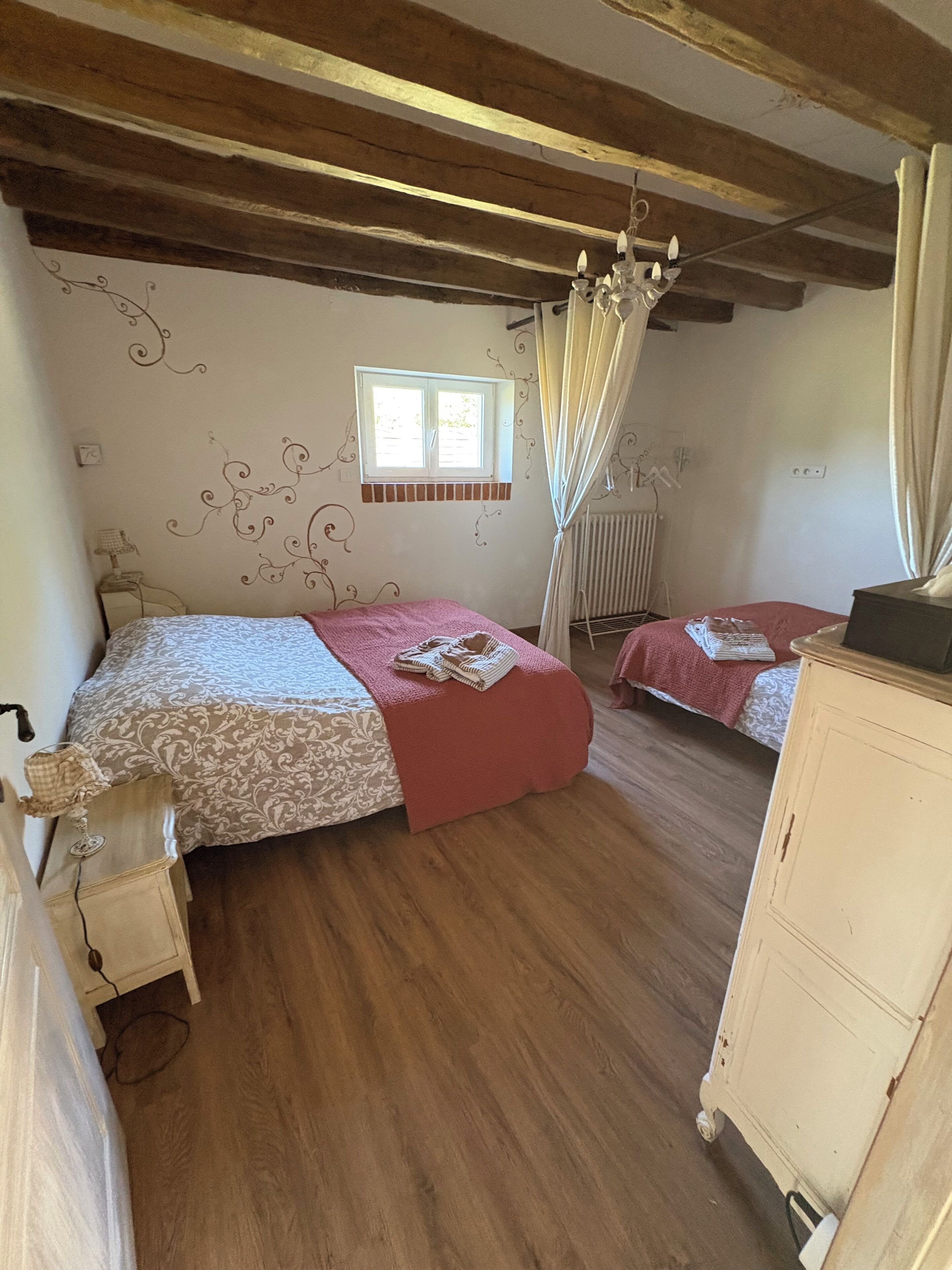 5 bedrooms, iron/ironing board, internet, bed sheets