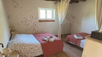 5 bedrooms, iron/ironing board, internet, bed sheets