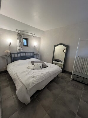 Strygejern/strygebræt, internetforbindelse, sengetøj