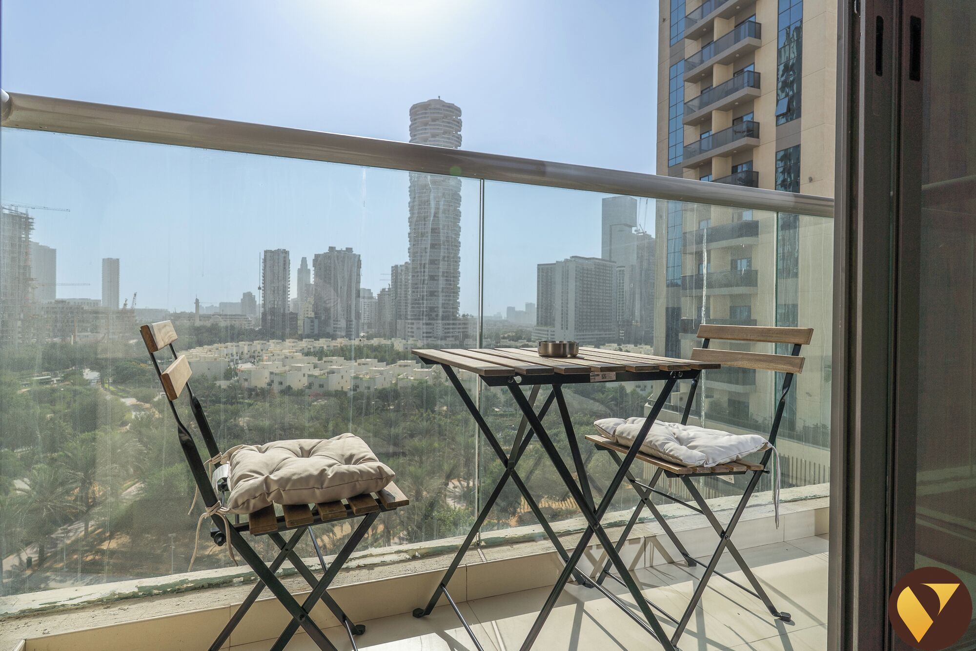 ลักซ์ชัวรี่อพาร์ทเมนท์, ระเบียง, วิวสระว่ายน้ำ | ระเบี ยง