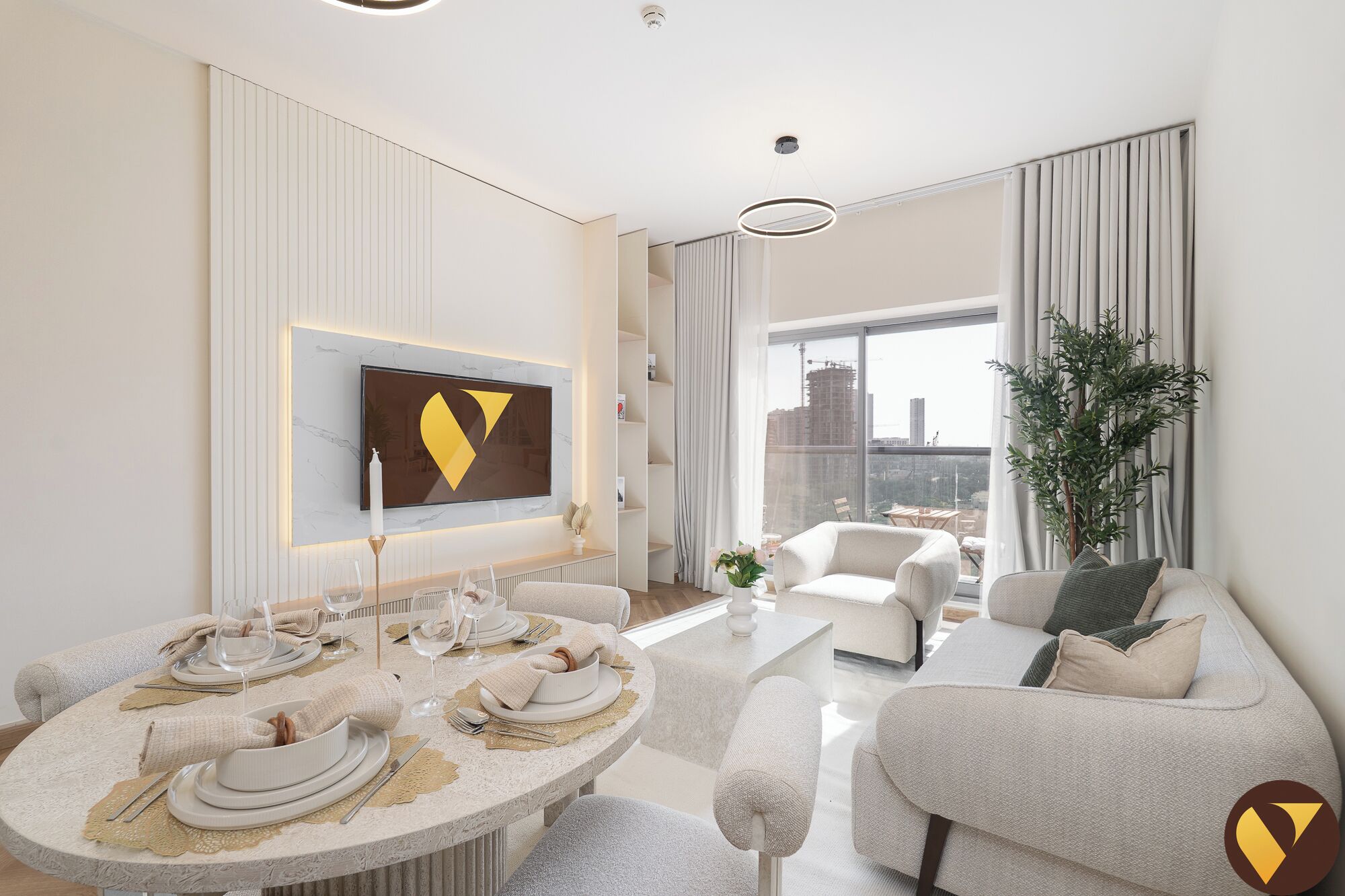 Luxury-Apartment, Balkon, Poolblick | Wohnbereich | 65-Zoll-Smart-TV mit Kabelempfang