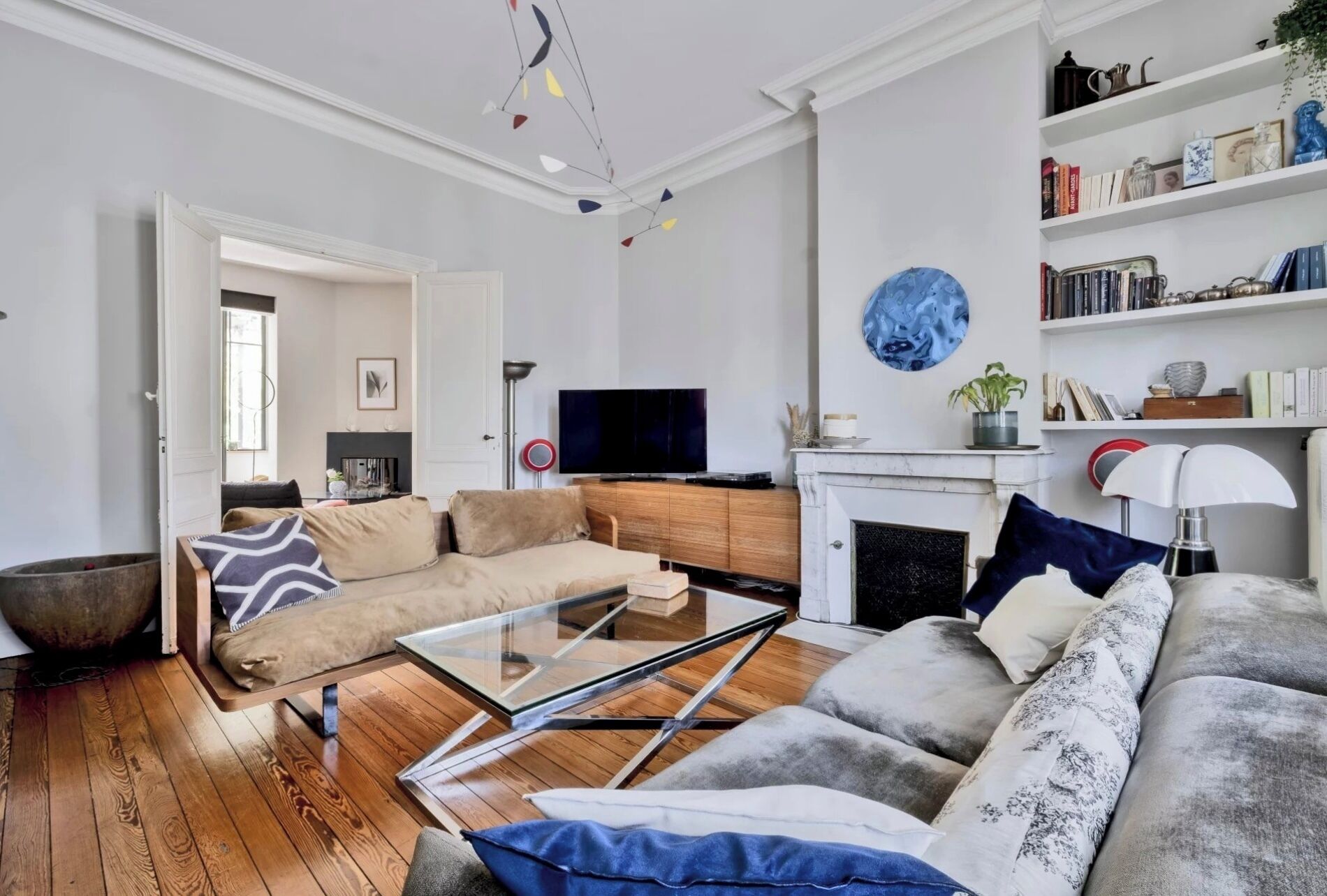 TV connectée, cheminée, livres