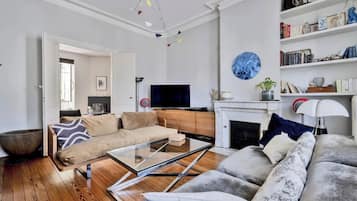 TV connectée, cheminée, livres