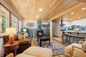 Living area - 4 Acres + 4BR Secluded Cabin w Hot Tub & Fire Pit. Next to Blue Ridge Parkway! (Newland)