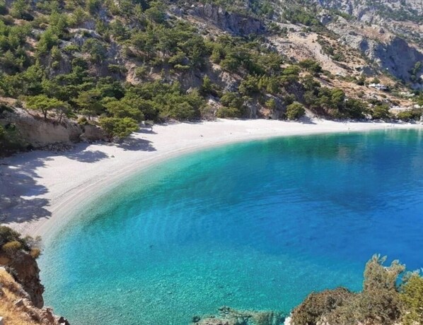 Sun-loungers, beach towels - C'est la Vie Beach Villa 2 Ammopi Karpathos (Karpathos)