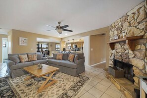 TV - Exquisite Lakeview Oasis: Charming 3 Bd House On The Water (Cape Coral)