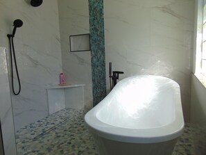 Shower, hair dryer, towels, soap - Exquisite Lakeview Oasis: Charming 3 Bd House On The Water (Cape Coral)