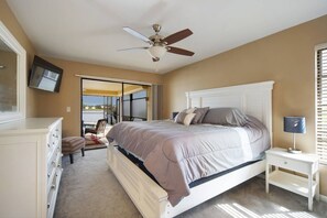 3 bedrooms, WiFi, bed sheets - Exquisite Lakeview Oasis: Charming 3 Bd House On The Water (Cape Coral)