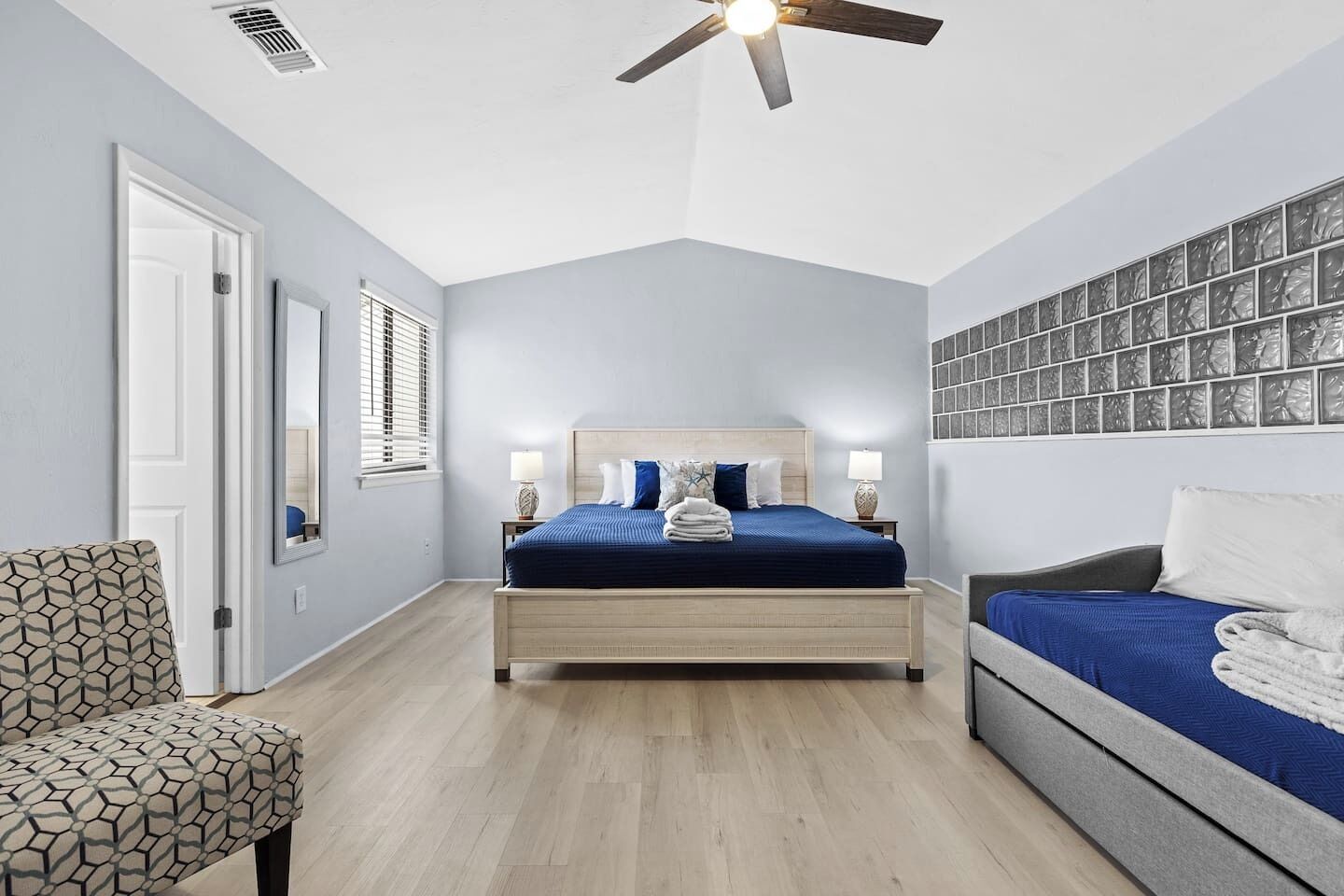 2 chambres, bureau, lit parapluie, Wi-Fi gratuit