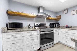 ثلاجة، ميكروويف، فرن، موقد طهي مسطح