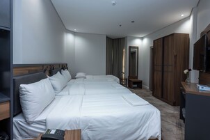 Deluxe-Vierbettzimmer, Balkon, Stadtblick | Kostenloses WLAN, Bettwäsche