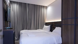 A hotel room with two beds, a TV, and a large window with curtains. - Samama Almaqam Hotel - Ajyad ( فندق سمامة المقام ) (Makkah)