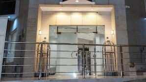 The exterior of the Samama Ajiad Hotel with its name displayed in both Arabic and English. - Samama Almaqam Hotel - Ajyad ( فندق سمامة المقام ) (Makkah)