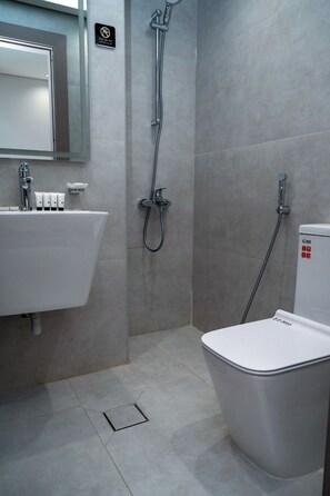 Toalettartikler (inkludert), hårføner, håndklær og såpe