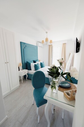 Iron/ironing board, WiFi, bed sheets