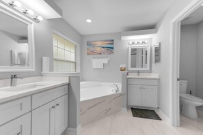 Hair dryer, towels, soap, toilet paper - Perfect 4-bedroom house Unique stylish (Jacksonville)