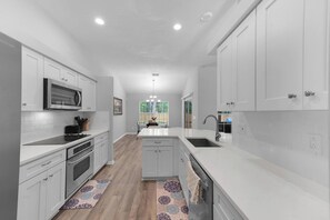 Mikrovågsugn, ugn, spishäll och diskmaskin