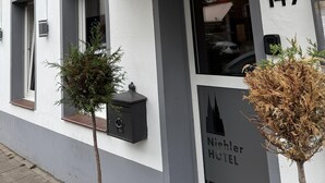 Ein Gebäude mit einem Schild, auf dem 'Nieder Hotel' und 'Ristorante Bongiovanni Italian' steht.