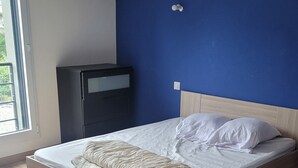 Room - Villa near town center (approx. 600 m) with land (Dinan)