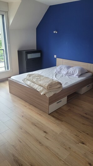 Iron/ironing board, bed sheets - Villa near town center (approx. 600 m) with land (Dinan)