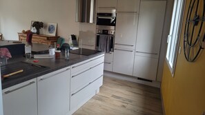 Private kitchen - Villa near town center (approx. 600 m) with land (Dinan)