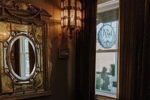 Interior - The Pearl Hotel (Manteo)