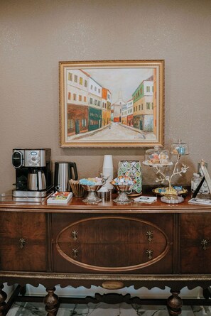 Interior - The Pearl Hotel (Manteo)