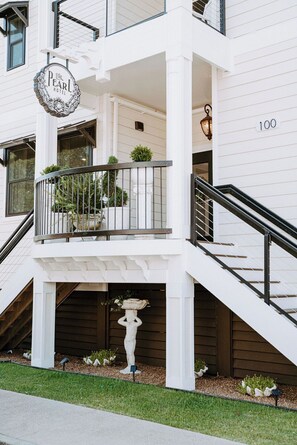 Exterior detail - The Pearl Hotel (Manteo)