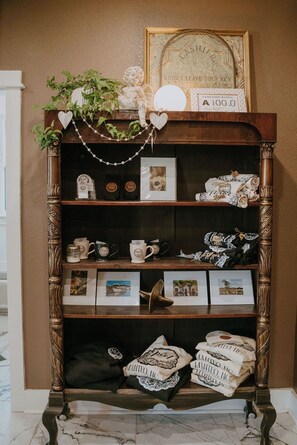 Interior - The Pearl Hotel (Manteo)