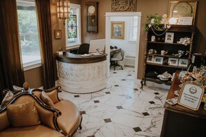 Lobby - The Pearl Hotel (Manteo)