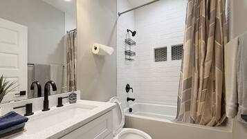 Douche, serviettes fournies, papier toilette