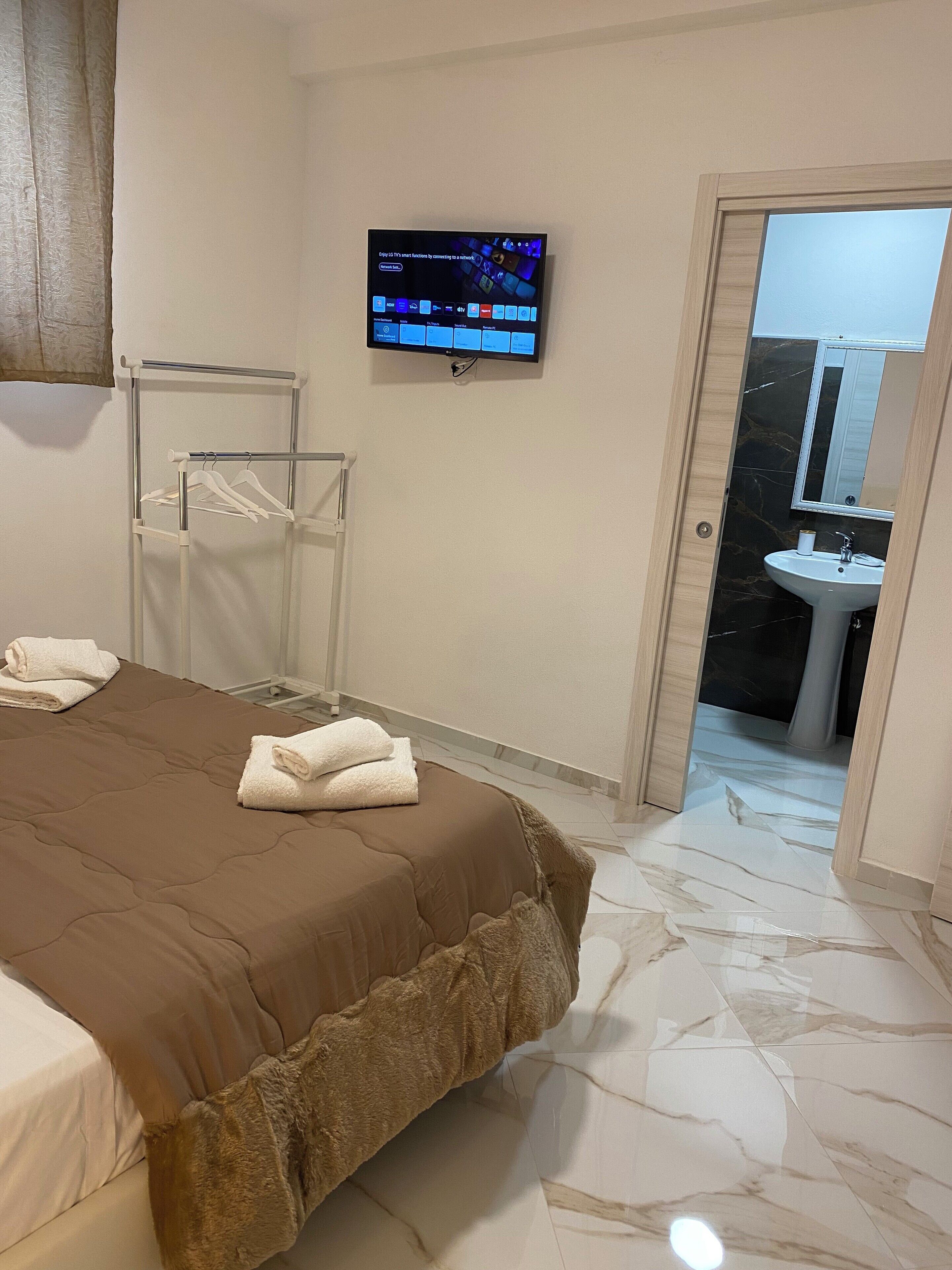 Een bureau, een laptopwerkplek, gratis wifi