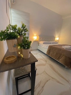 Bureau, espace de travail pour ordinateur portable, Wi-Fi gratuit