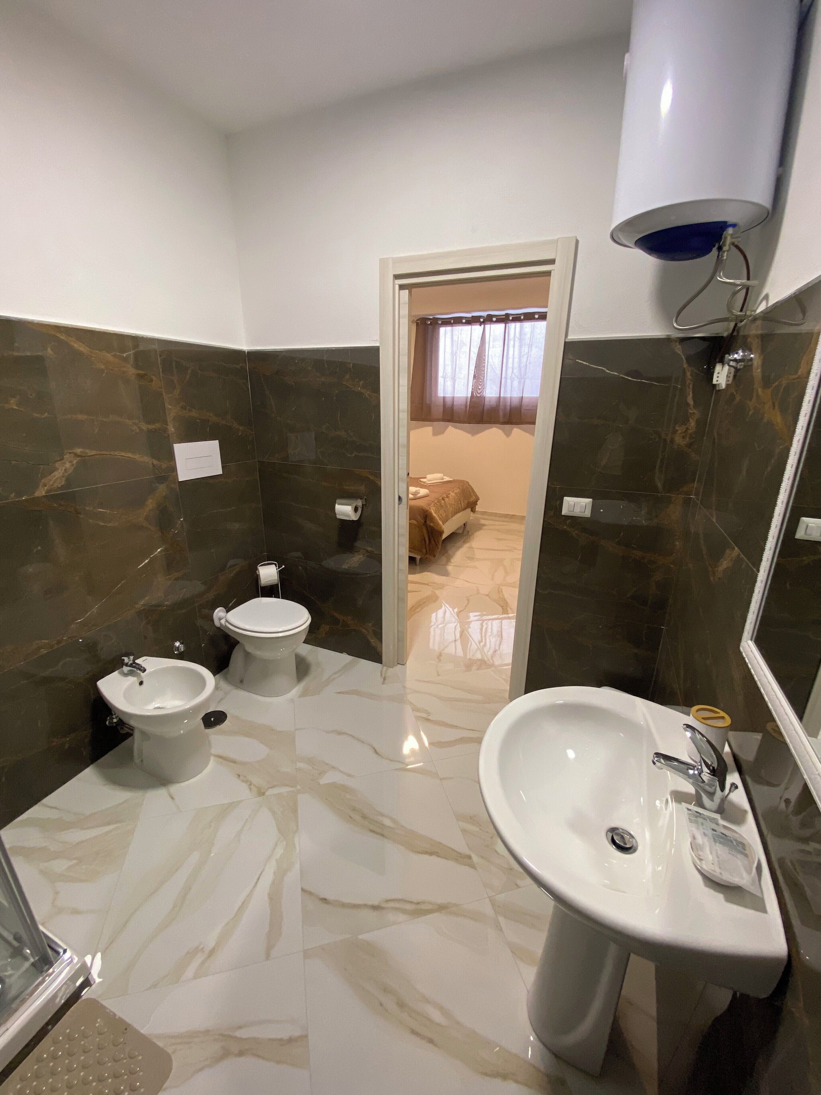 Basic-Doppelzimmer | Badezimmer | Dusche, Haartrockner, Handtücher, Seife