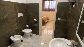 Basic-Doppelzimmer | Badezimmer | Dusche, Haartrockner, Handtücher, Seife