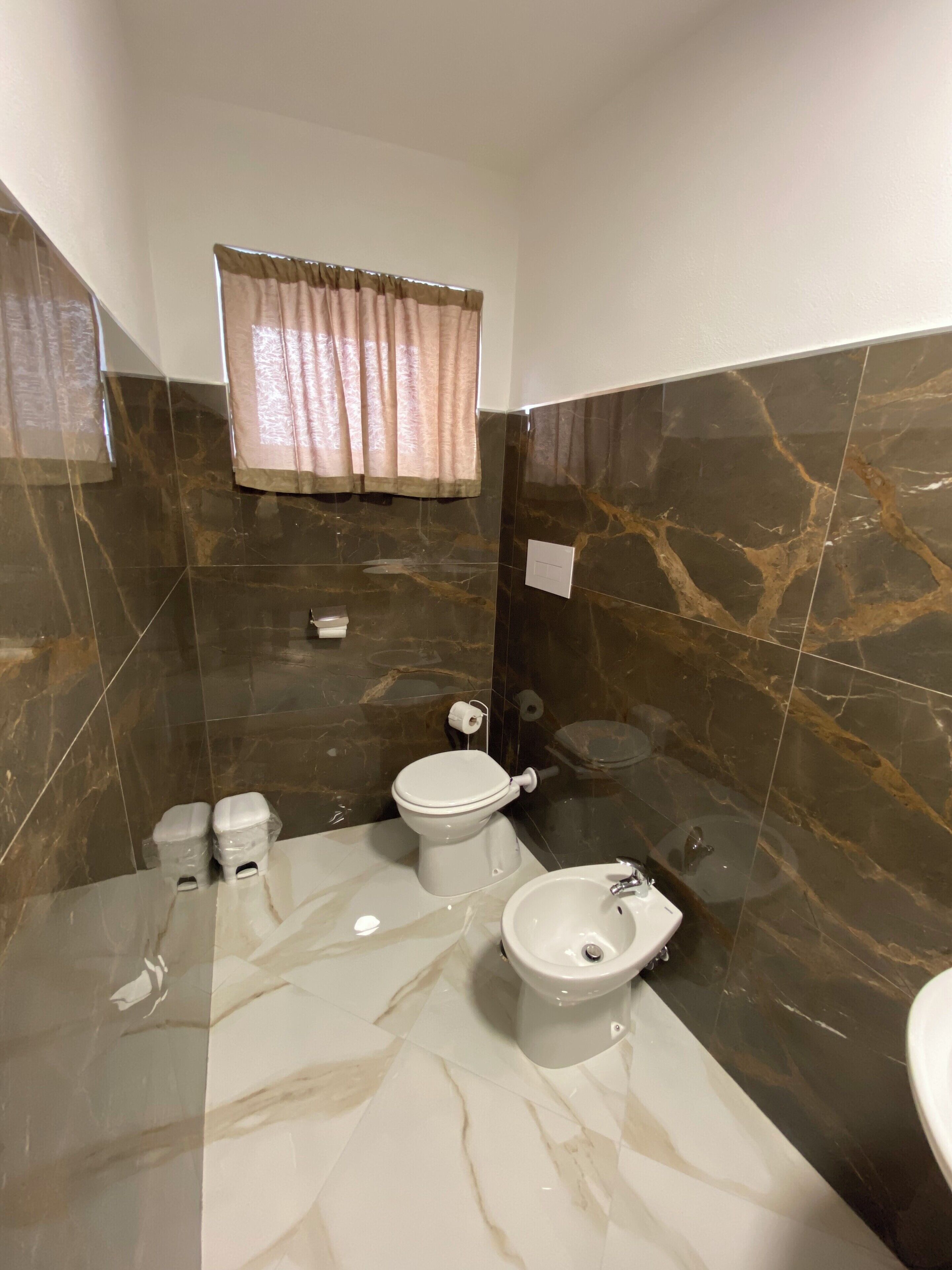 Een douche, een haardroger, handdoeken, zeep