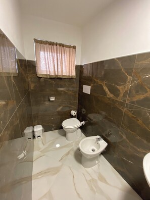 Een douche, een haardroger, handdoeken, zeep