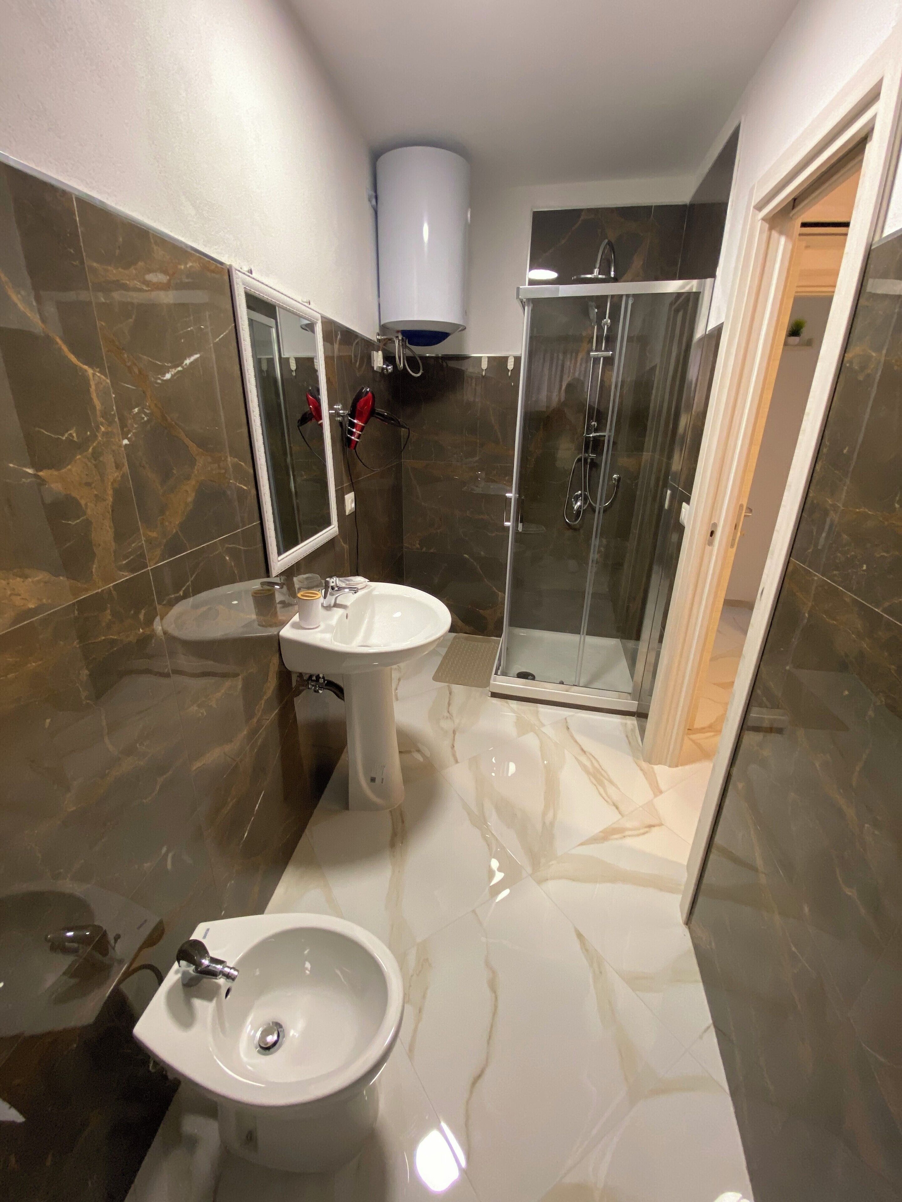 Dusche, Haartrockner, Handtücher, Seife