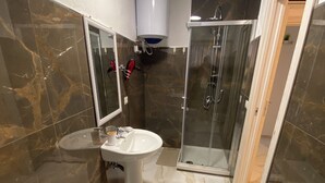 Pancuran mandi, pengering rambut, bidet, tuala disediakan