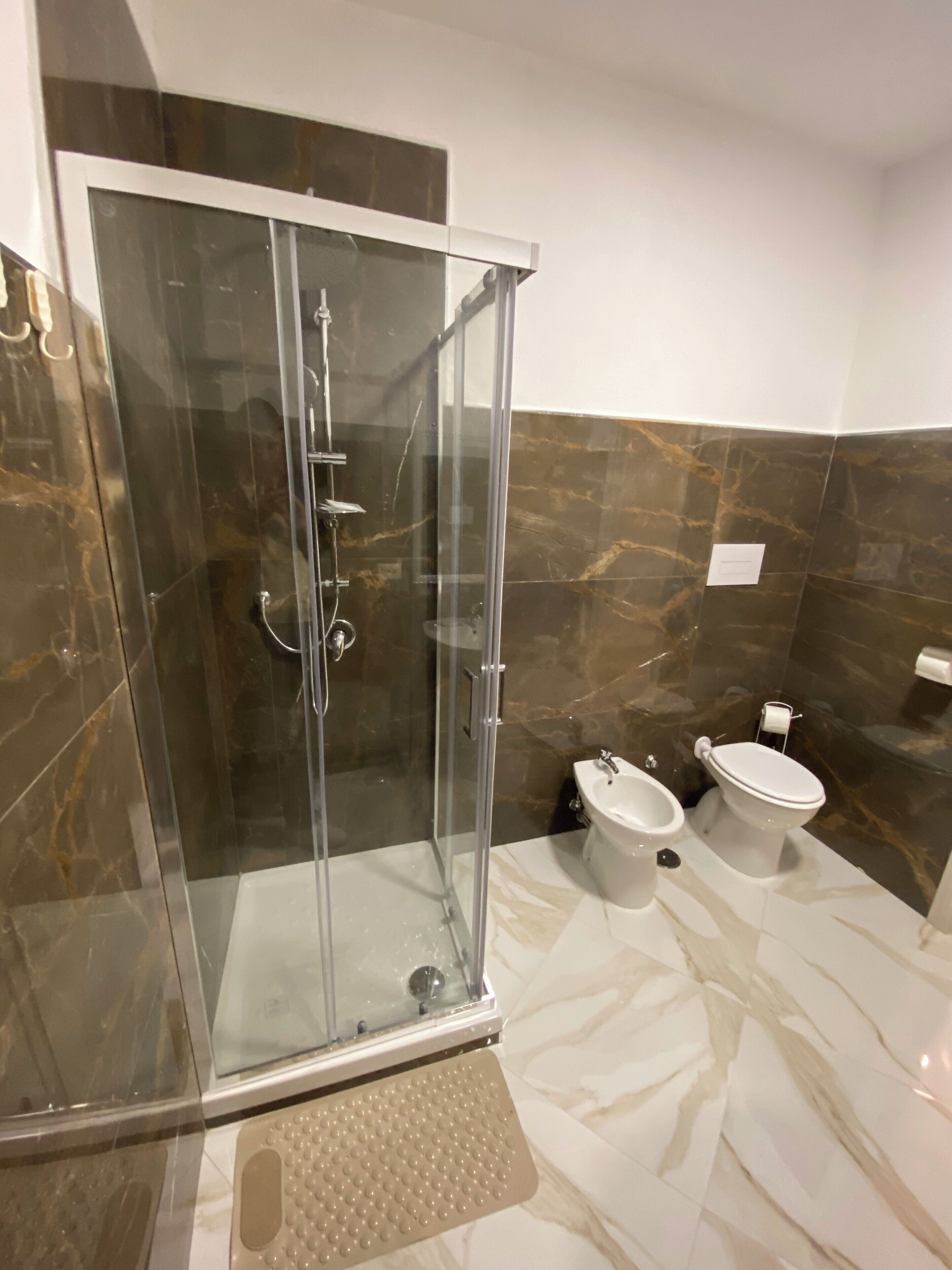 Basic Double Room | Bathroom